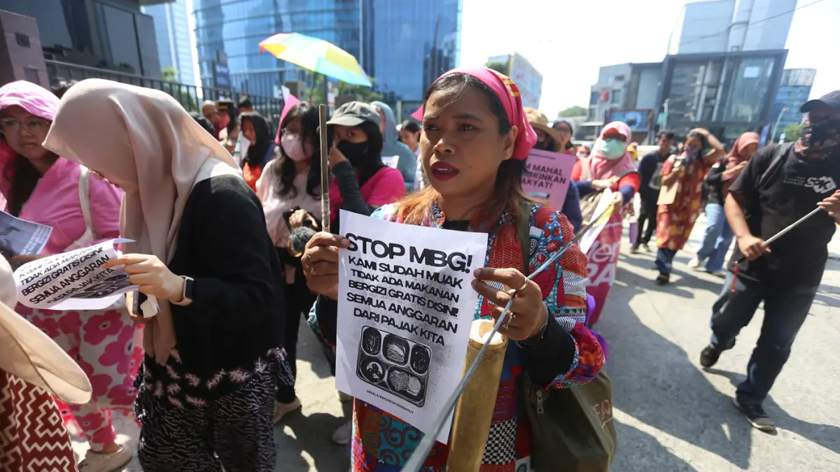 Massa aksi Aliansi Perempuan Indonesia yang melakukan aksi di Kawasan Jalan Jenderal Sudirman, Jakarta, Kamis (18/6/2026). (Dery Ridwansah/ JawaPos.com)