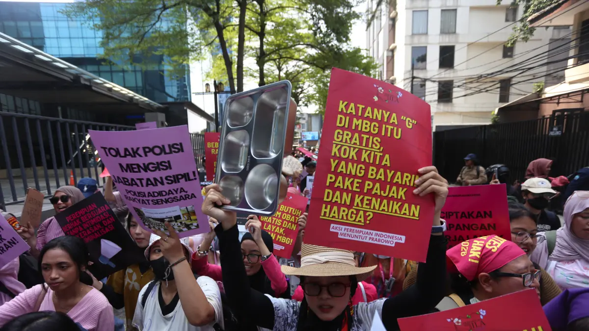 Massa aksi Aliansi Perempuan Indonesia yang melakukan aksi di Kawasan Jalan Jenderal Sudirman, Jakarta, Kamis (18/6/2026). (Dery Ridwansah/ JawaPos.com)
