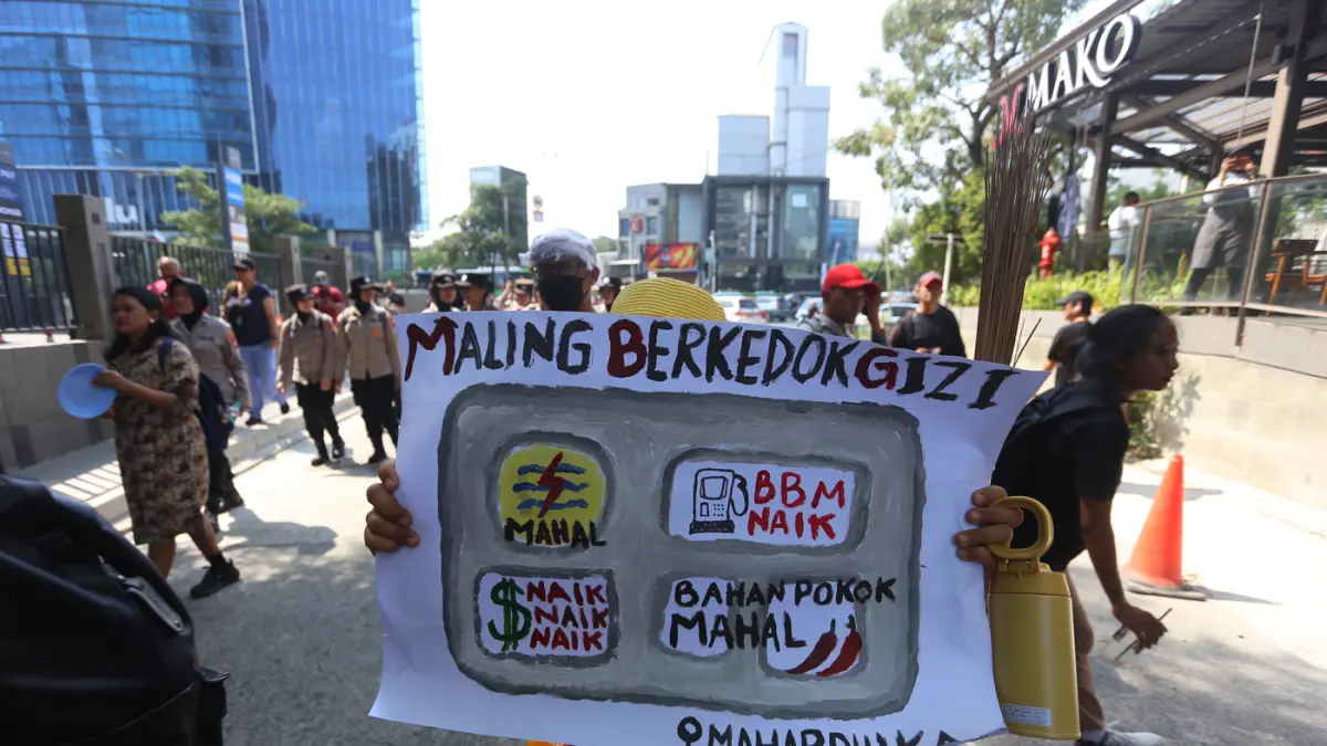 Massa aksi Aliansi Perempuan Indonesia yang melakukan aksi di Kawasan Jalan Jenderal Sudirman, Jakarta, Kamis (18/6/2026). (Dery Ridwansah/ JawaPos.com)