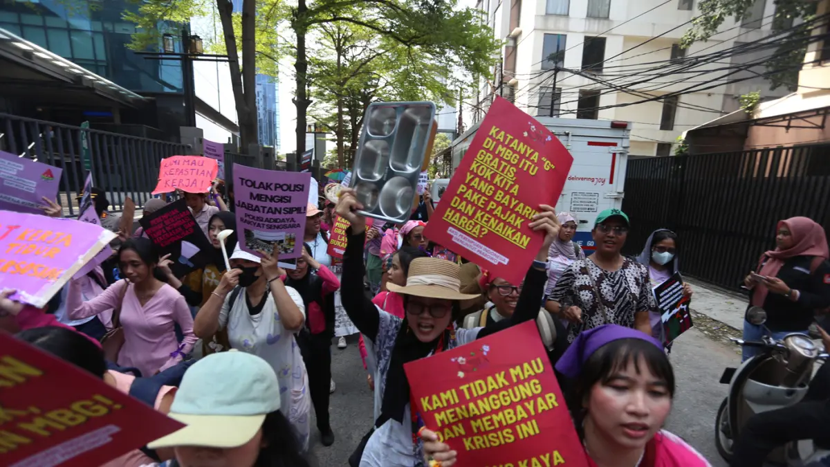 Massa aksi Aliansi Perempuan Indonesia yang melakukan aksi di Kawasan Jalan Jenderal Sudirman, Jakarta, Kamis (18/6/2026). (Dery Ridwansah/ JawaPos.com)