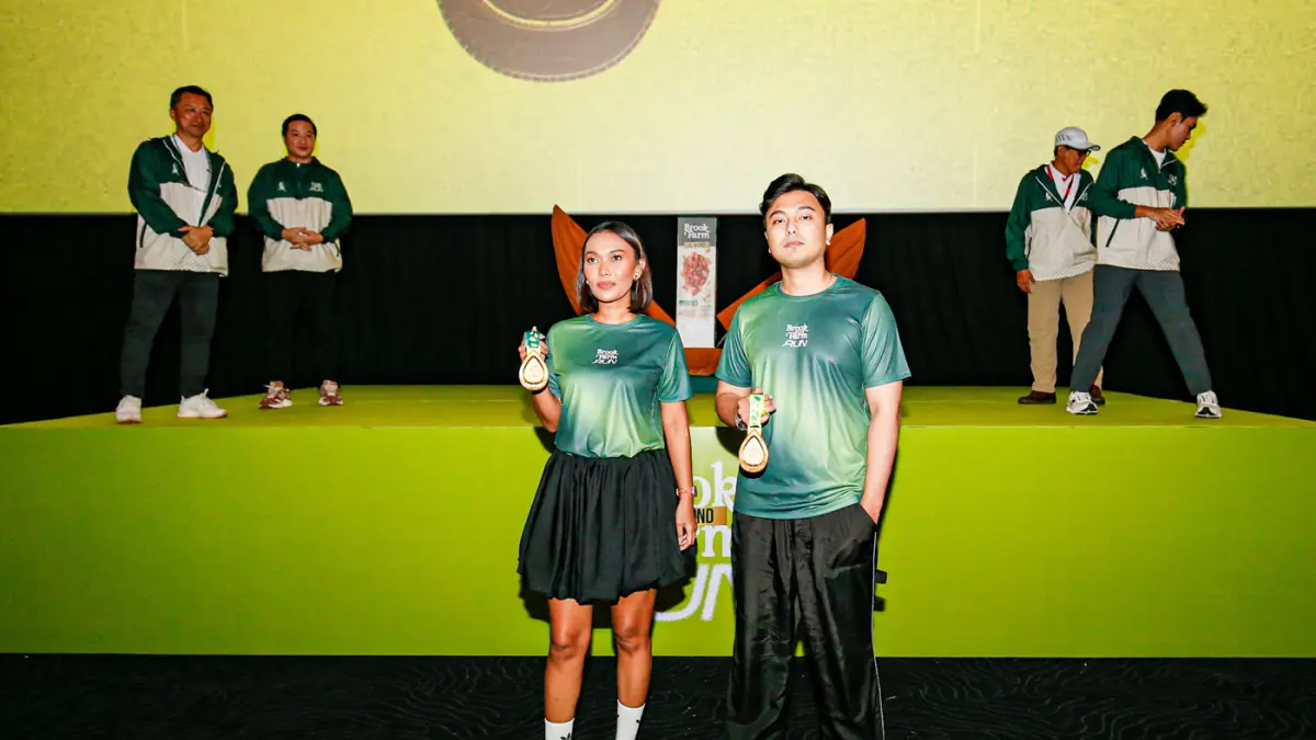 Model memperlihatkan jersey dan mendali pada acara konferensi pers Brook Farm Almond Run 2026 di Jakarta, Kamis (18/6/2026). (Salman Toyibi/Jawa Pos)