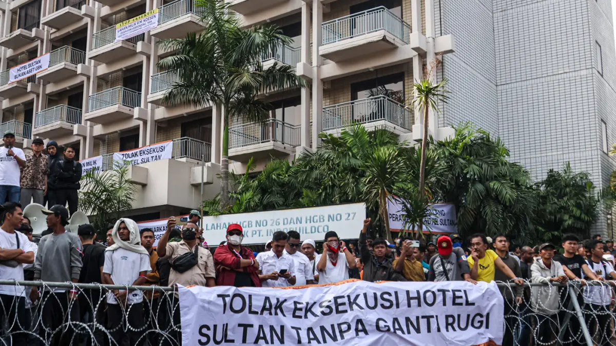 Sejumlah aparat gabungan dari TNI dan Kepolisan terlibat bentrok dengan masa yang menduduki Hotel Sultan, Jakarta, Kamis (18/06/2026). (Hanung Hambara/Jawa Pos)