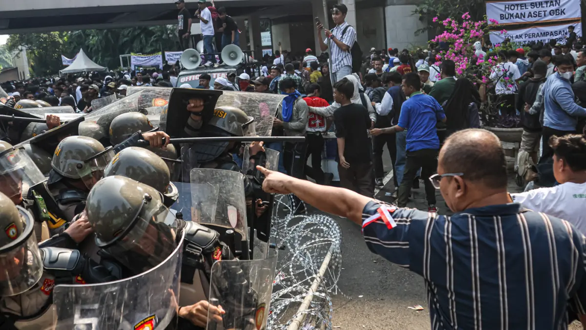 Sejumlah aparat gabungan dari TNI dan Kepolisan terlibat bentrok dengan masa yang menduduki Hotel Sultan, Jakarta, Kamis (18/06/2026). (Hanung Hambara/Jawa Pos)