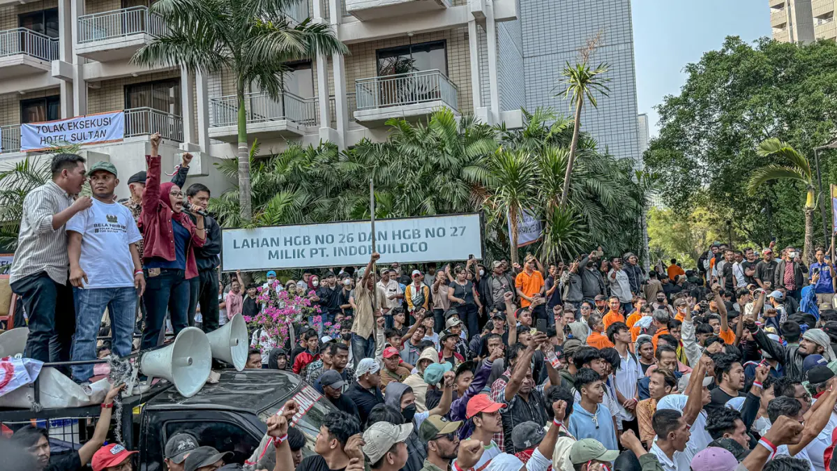 Sejumlah aparat gabungan dari TNI dan Kepolisan terlibat bentrok dengan masa yang menduduki Hotel Sultan, Jakarta, Kamis (18/06/2026). (Hanung Hambara/Jawa Pos)
