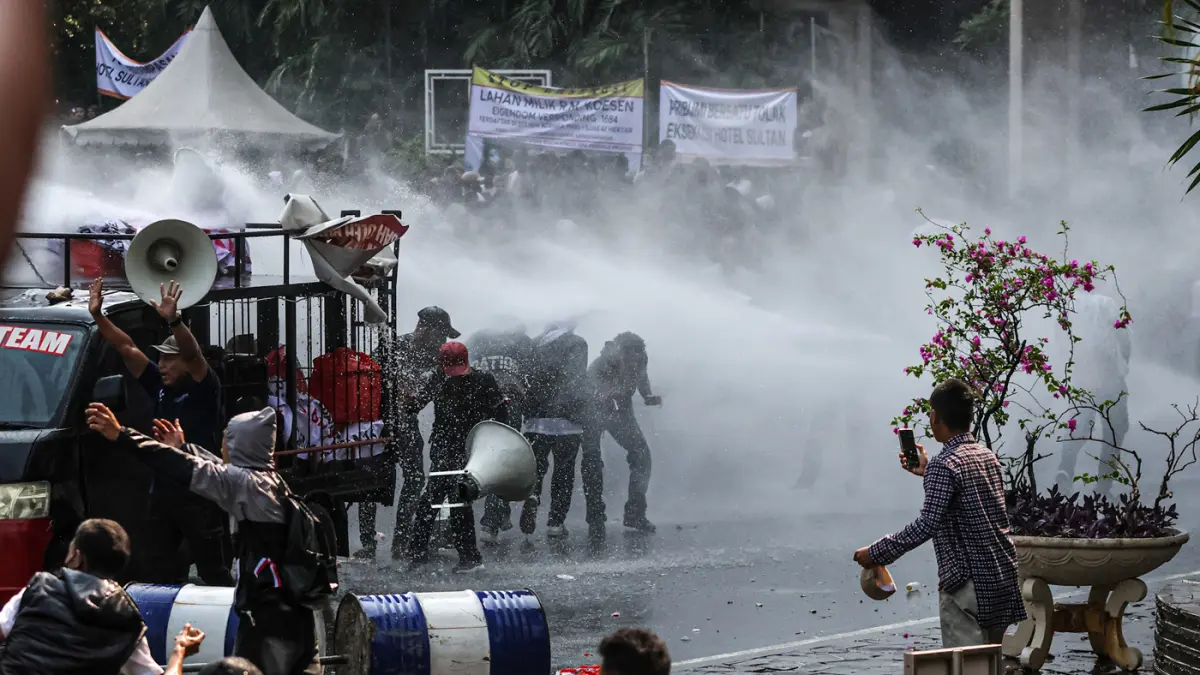 Sejumlah aparat gabungan dari TNI dan Kepolisan terlibat bentrok dengan masa yang menduduki Hotel Sultan, Jakarta, Kamis (18/06/2026). (Hanung Hambara/Jawa Pos)