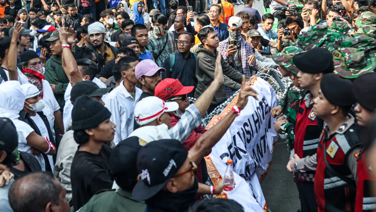 Sejumlah aparat gabungan dari TNI dan Kepolisan terlibat bentrok dengan masa yang menduduki Hotel Sultan, Jakarta, Kamis (18/06/2026). (Hanung Hambara/Jawa Pos)