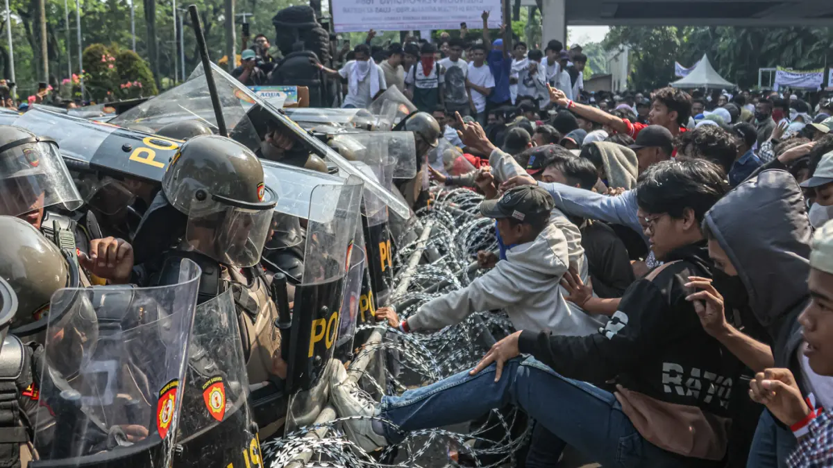 Sejumlah aparat gabungan dari TNI dan Kepolisan terlibat bentrok dengan masa yang menduduki Hotel Sultan, Jakarta, Kamis (18/06/2026). (Hanung Hambara/Jawa Pos)