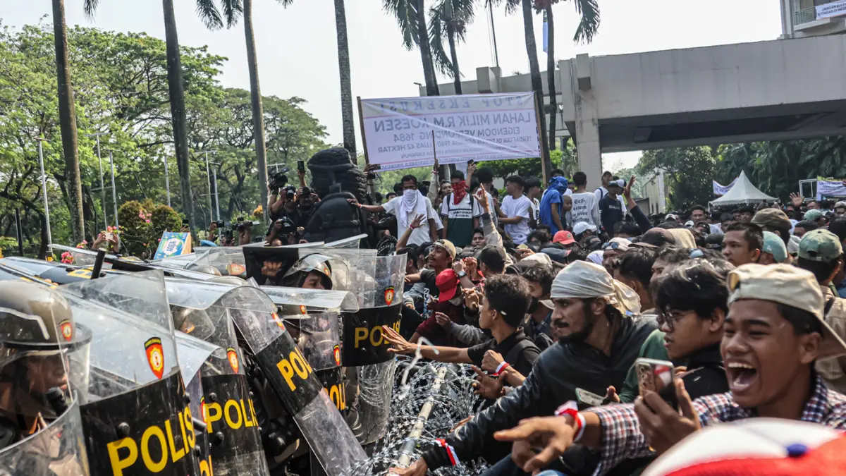 Sejumlah aparat gabungan dari TNI dan Kepolisan terlibat bentrok dengan masa yang menduduki Hotel Sultan, Jakarta, Kamis (18/06/2026). (Hanung Hambara/Jawa Pos)