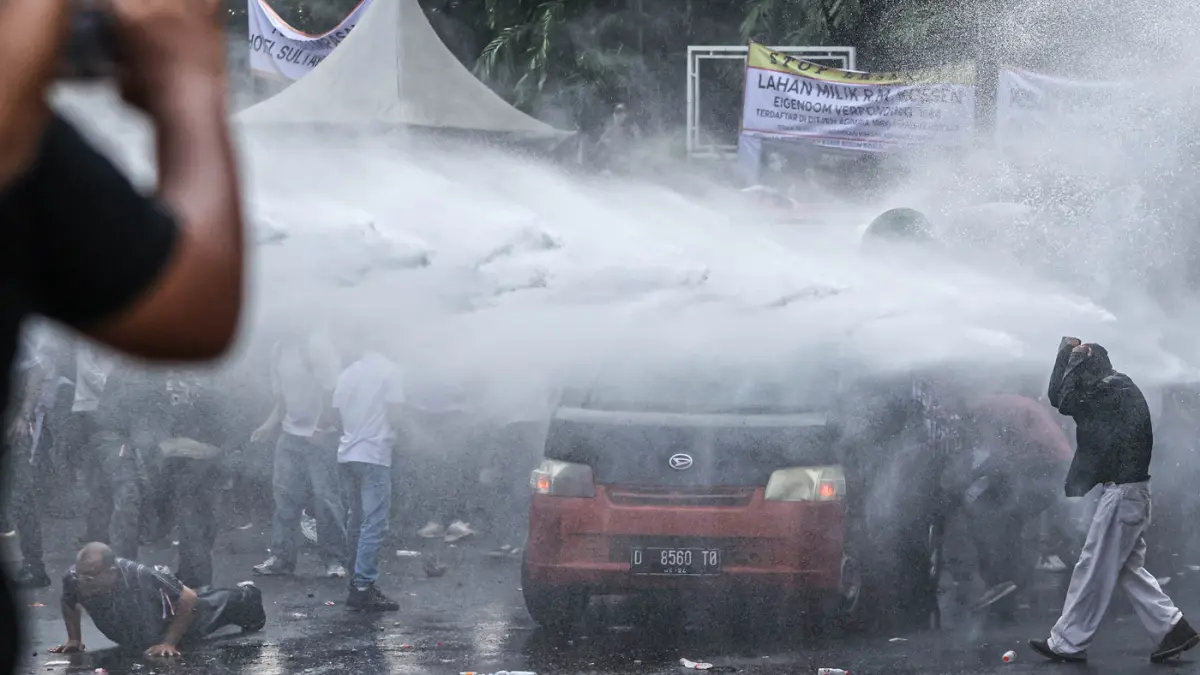 Sejumlah aparat gabungan dari TNI dan Kepolisan terlibat bentrok dengan masa yang menduduki Hotel Sultan, Jakarta, Kamis (18/06/2026). (Hanung Hambara/Jawa Pos)