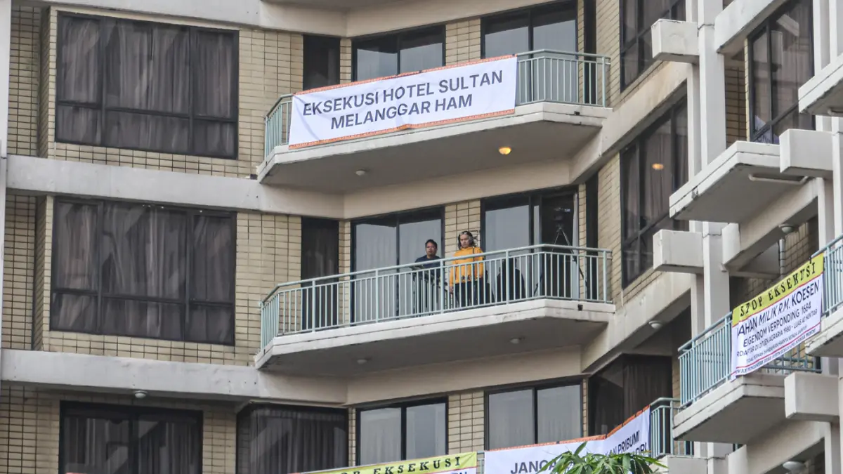 Sejumlah aparat gabungan dari TNI dan Kepolisan terlibat bentrok dengan masa yang menduduki Hotel Sultan, Jakarta, Kamis (18/06/2026). (Hanung Hambara/Jawa Pos)