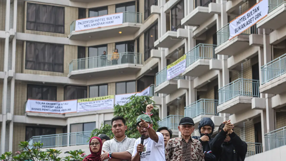 Sejumlah aparat gabungan dari TNI dan Kepolisan terlibat bentrok dengan masa yang menduduki Hotel Sultan, Jakarta, Kamis (18/06/2026). (Hanung Hambara/Jawa Pos)