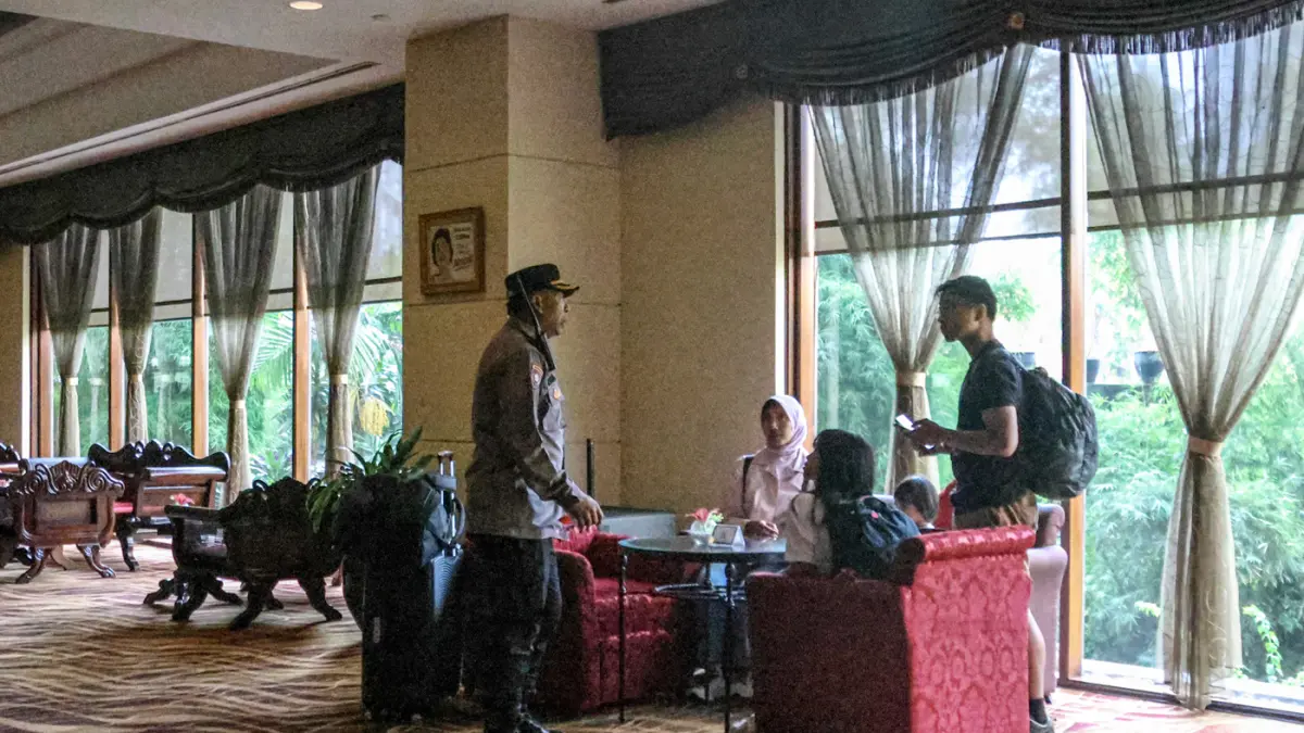 Sejumlah juru sita dari pengadilan didampingi aparat gabungan dari TNI-Polri mengamankan tempat serta mendata inventaris pasca pengosongan Hotel Sultan di Jakarta,Kamis (18/06/2026). (Hanung Hambara/Jawa Pos)