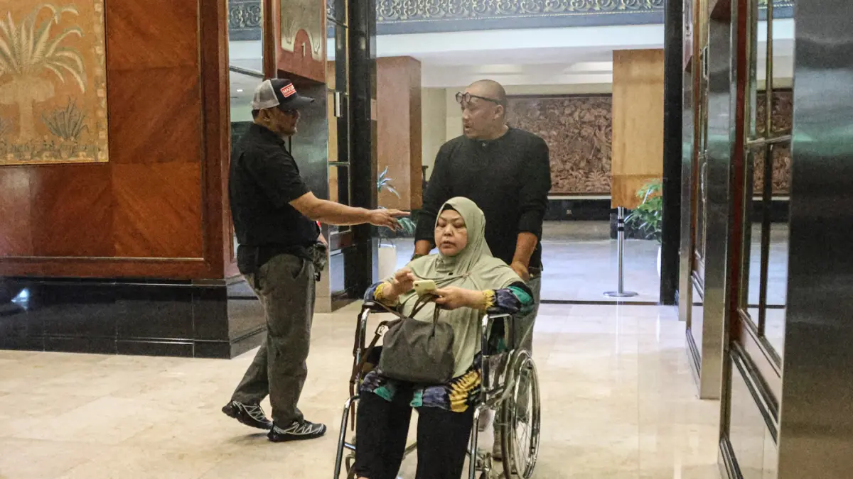 Sejumlah juru sita dari pengadilan didampingi aparat gabungan dari TNI-Polri mengamankan tempat serta mendata inventaris pasca pengosongan Hotel Sultan di Jakarta,Kamis (18/06/2026). (Hanung Hambara/Jawa Pos)
