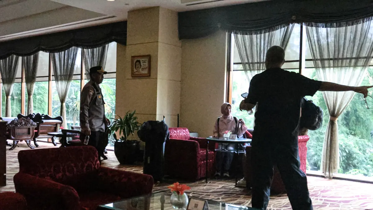Sejumlah juru sita dari pengadilan didampingi aparat gabungan dari TNI-Polri mengamankan tempat serta mendata inventaris pasca pengosongan Hotel Sultan di Jakarta,Kamis (18/06/2026). (Hanung Hambara/Jawa Pos)