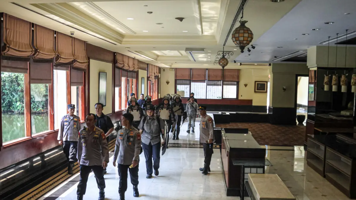 Sejumlah juru sita dari pengadilan didampingi aparat gabungan dari TNI-Polri mengamankan tempat serta mendata inventaris pasca pengosongan Hotel Sultan di Jakarta,Kamis (18/06/2026). (Hanung Hambara/Jawa Pos)