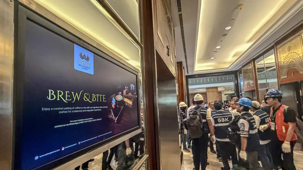 Sejumlah juru sita dari pengadilan didampingi aparat gabungan dari TNI-Polri mengamankan tempat serta mendata inventaris pasca pengosongan Hotel Sultan di Jakarta,Kamis (18/06/2026). (Hanung Hambara/Jawa Pos)