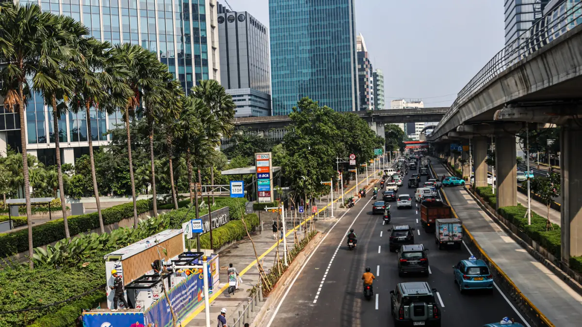 Sejumlah pekerja merampungkan protek revitalisasi trotoar jalan Rasuna Said di Jakarta, Kamis (18/06/2026). (Hanung Hambara/Jawa Pos)