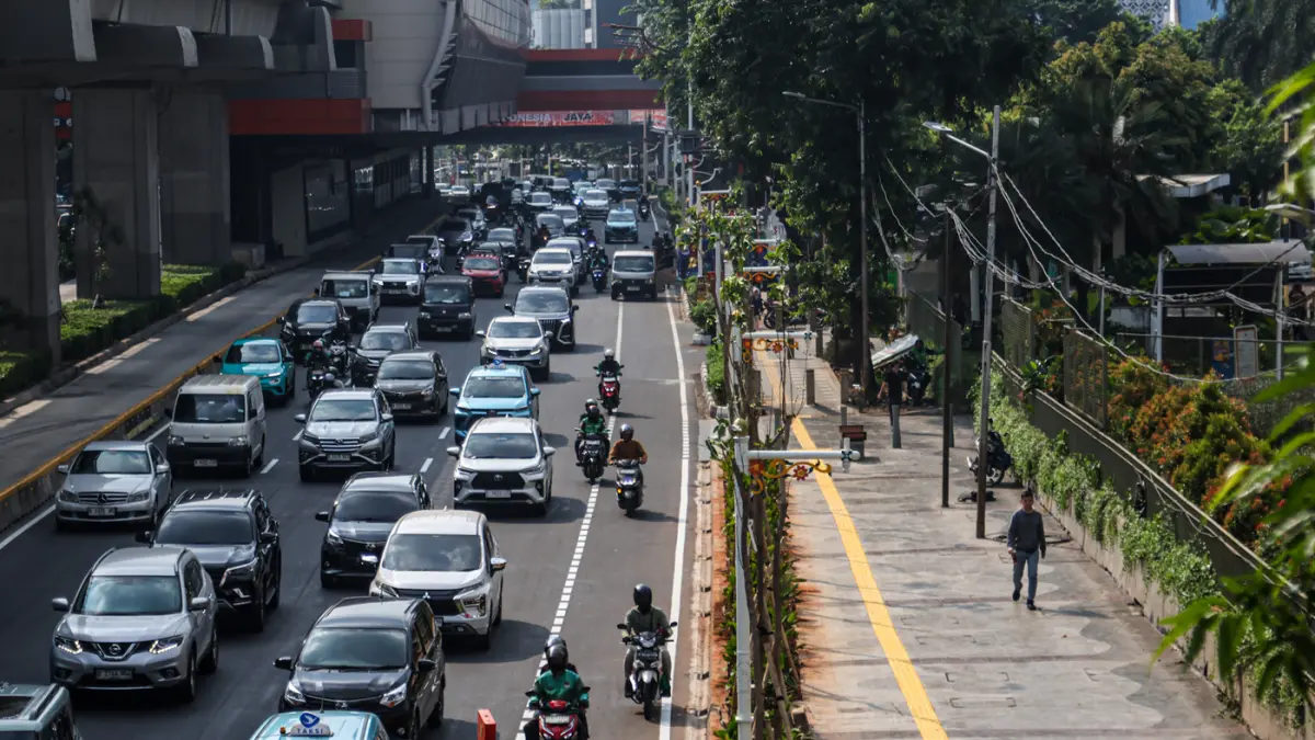 Sejumlah pekerja merampungkan protek revitalisasi trotoar jalan Rasuna Said di Jakarta, Kamis (18/06/2026). (Hanung Hambara/Jawa Pos)