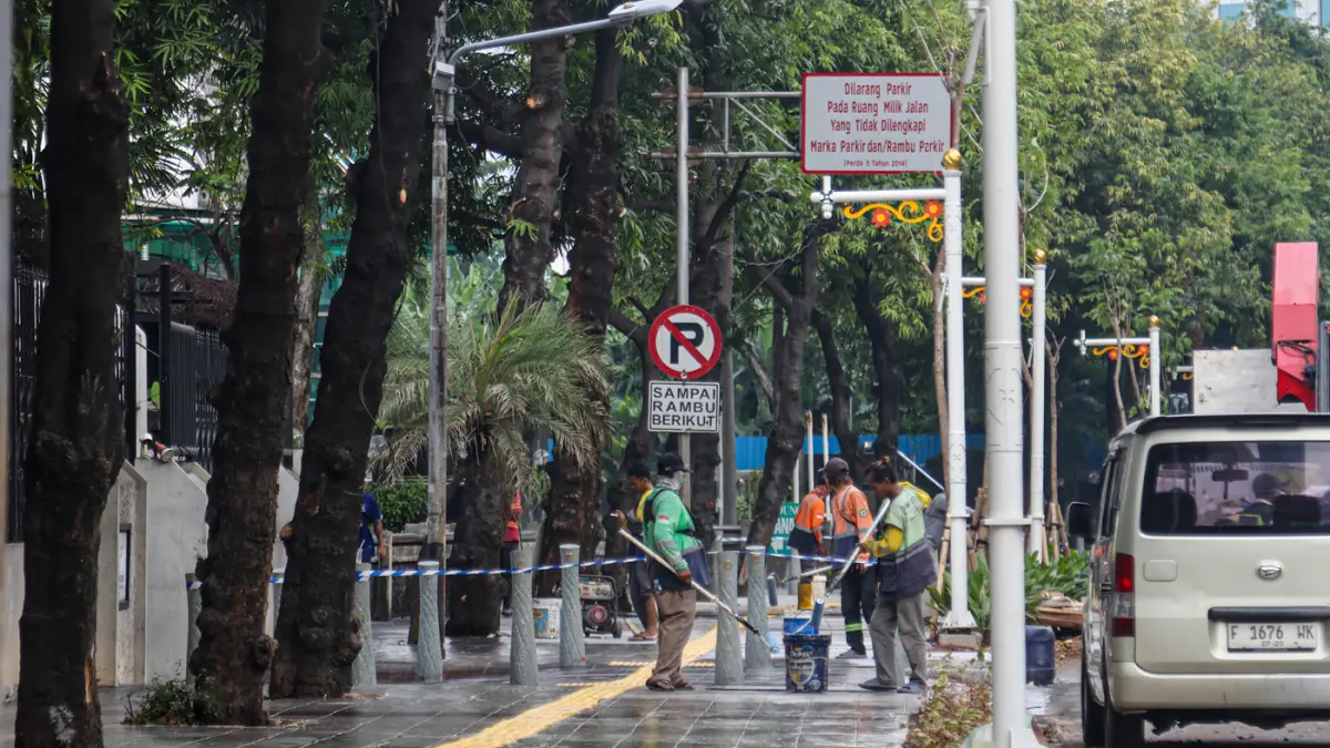 Sejumlah pekerja merampungkan protek revitalisasi trotoar jalan Rasuna Said di Jakarta, Kamis (18/06/2026). (Hanung Hambara/Jawa Pos)