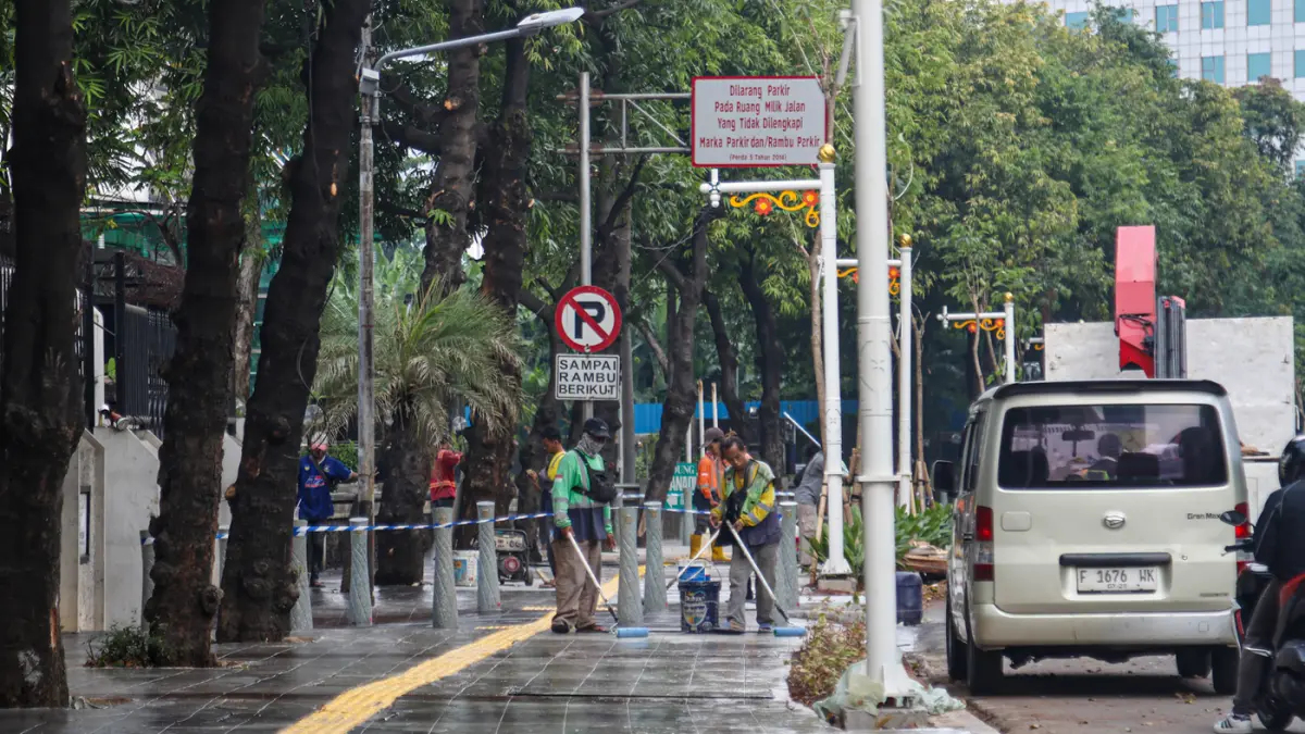 Sejumlah pekerja merampungkan protek revitalisasi trotoar jalan Rasuna Said di Jakarta, Kamis (18/06/2026). (Hanung Hambara/Jawa Pos)