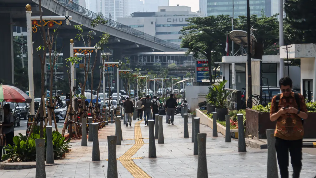 Sejumlah pekerja merampungkan protek revitalisasi trotoar jalan Rasuna Said di Jakarta, Kamis (18/06/2026). (Hanung Hambara/Jawa Pos)