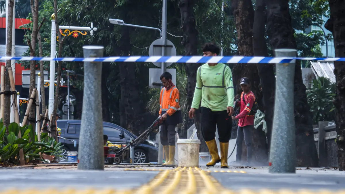 Sejumlah pekerja merampungkan protek revitalisasi trotoar jalan Rasuna Said di Jakarta, Kamis (18/06/2026). (Hanung Hambara/Jawa Pos)