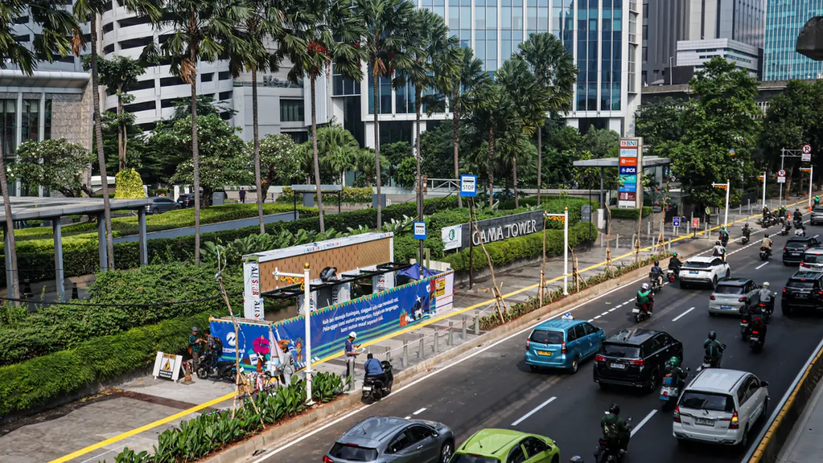 Sejumlah pekerja merampungkan protek revitalisasi trotoar jalan Rasuna Said di Jakarta, Kamis (18/06/2026). (Hanung Hambara/Jawa Pos)