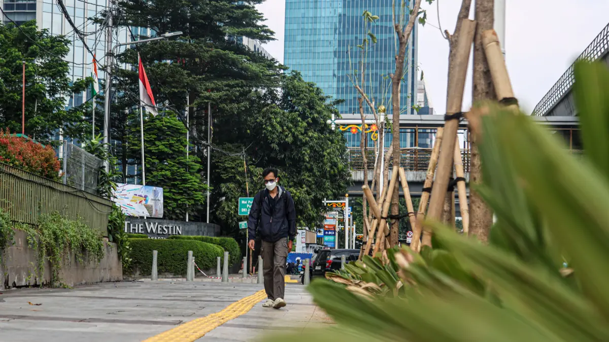 Sejumlah pekerja merampungkan protek revitalisasi trotoar jalan Rasuna Said di Jakarta, Kamis (18/06/2026). (Hanung Hambara/Jawa Pos)
