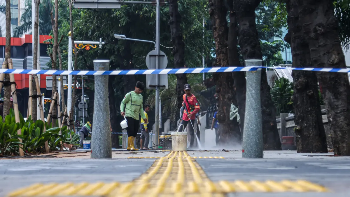 Sejumlah pekerja merampungkan protek revitalisasi trotoar jalan Rasuna Said di Jakarta, Kamis (18/06/2026). (Hanung Hambara/Jawa Pos)