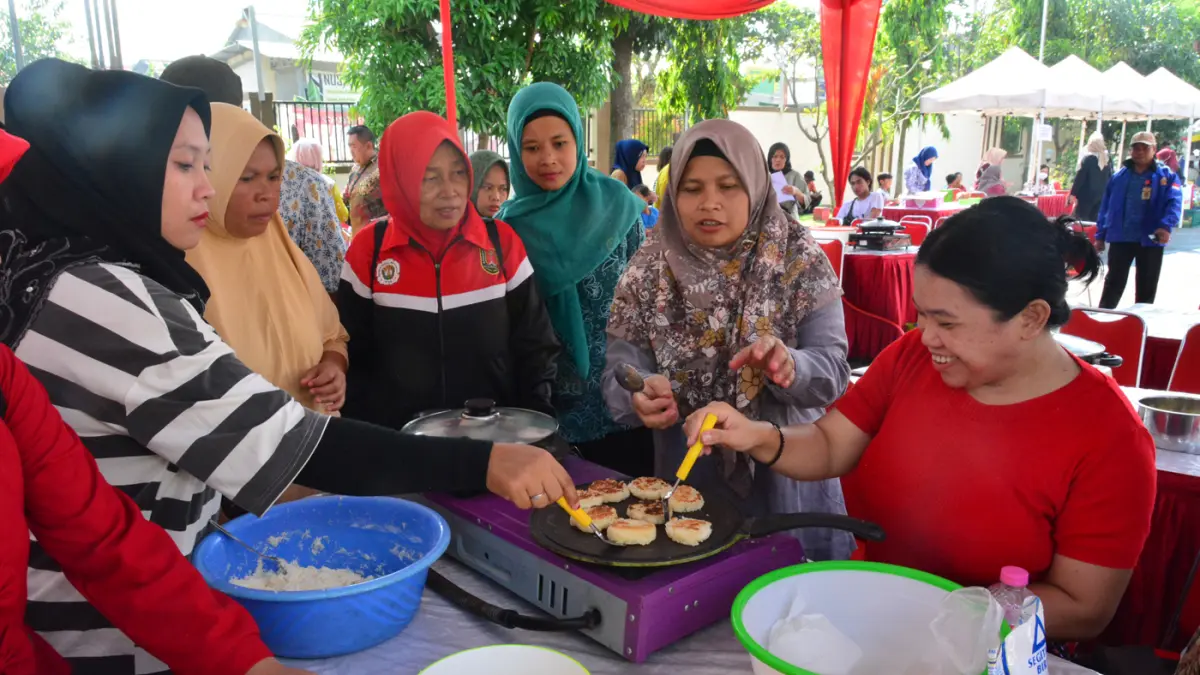 Sejumlah penyandang disabilitas dan orang tua mengikuti cooking class di halaman Kantor Kecamatan Genuk, Kota Semarang, Kamis (18/6/2026). (Nur Chamim/Jawa Pos Radar Semarang)