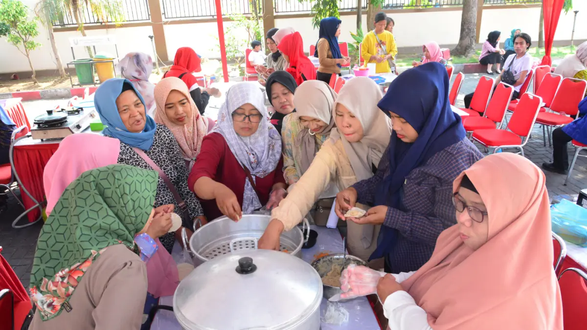 Sejumlah penyandang disabilitas dan orang tua mengikuti cooking class di halaman Kantor Kecamatan Genuk, Kota Semarang, Kamis (18/6/2026). (Nur Chamim/Jawa Pos Radar Semarang)