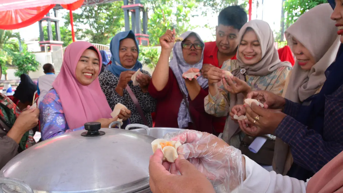 Sejumlah penyandang disabilitas dan orang tua mengikuti cooking class di halaman Kantor Kecamatan Genuk, Kota Semarang, Kamis (18/6/2026). (Nur Chamim/Jawa Pos Radar Semarang)