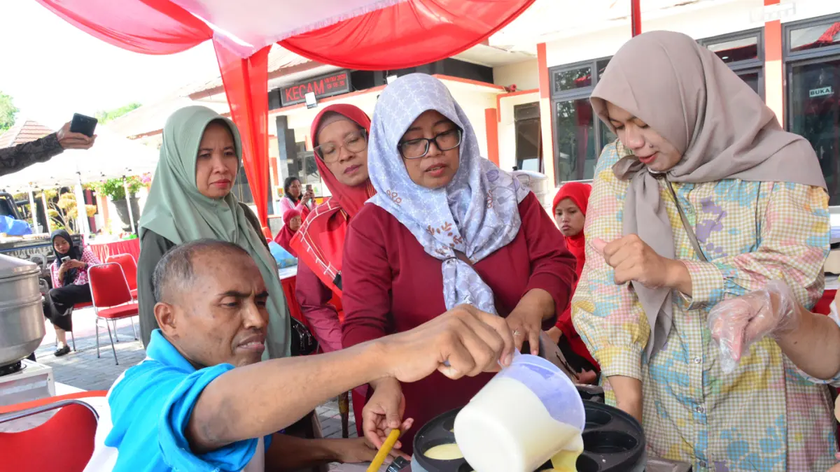 Sejumlah penyandang disabilitas dan orang tua mengikuti cooking class di halaman Kantor Kecamatan Genuk, Kota Semarang, Kamis (18/6/2026). (Nur Chamim/Jawa Pos Radar Semarang)