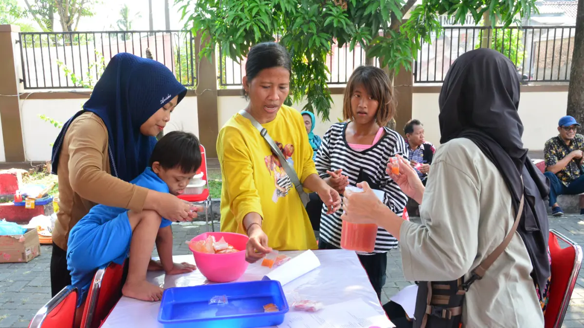 Sejumlah penyandang disabilitas dan orang tua mengikuti cooking class di halaman Kantor Kecamatan Genuk, Kota Semarang, Kamis (18/6/2026). (Nur Chamim/Jawa Pos Radar Semarang)