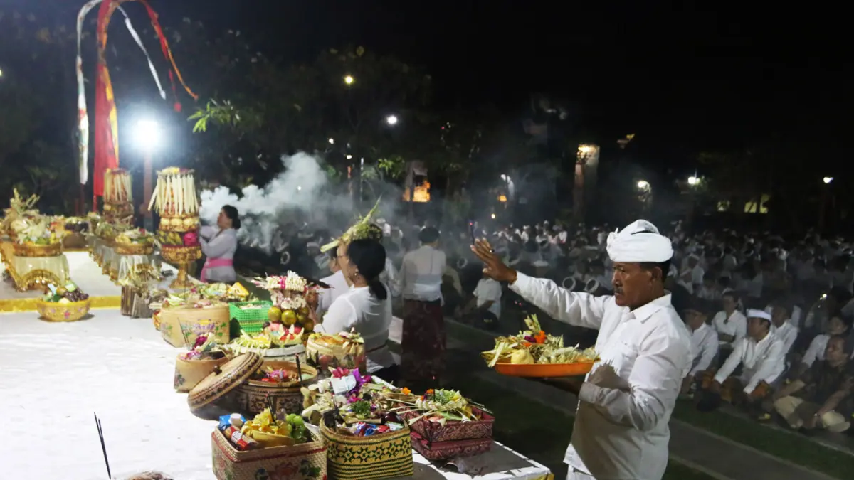 Umat Hindu mengikuti persembahyangan Hari Suci Galungan di Pura Agung Giri Natha, Kota Semarang, Rabu (17/6/2026). (Nur Chamim/Jawa Pos Radar Semarang)