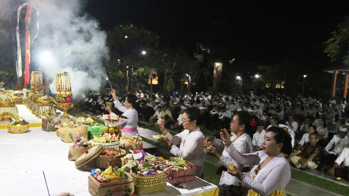 Umat Hindu mengikuti persembahyangan Hari Suci Galungan di Pura Agung Giri Natha, Kota Semarang, Rabu (17/6/2026). (Nur Chamim/Jawa Pos Radar Semarang)