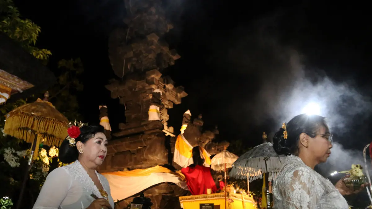 Umat Hindu mengikuti persembahyangan Hari Suci Galungan di Pura Agung Giri Natha, Kota Semarang, Rabu (17/6/2026). (Nur Chamim/Jawa Pos Radar Semarang)