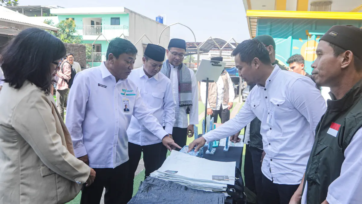 Wakil Direktur Utama BSI Bob T Ananta (kedua kiri) bersama Pimpinan BAZNAS RI Bidang Pendistribusian Pendayagunaan dan Pemberdayaan Idy Muzayyad (ketiga kiri), National Project Coordinator UNDP Indonesia Made Dwi Rani (kiri) dan Pimpinan Ponpes Hafidz Ind