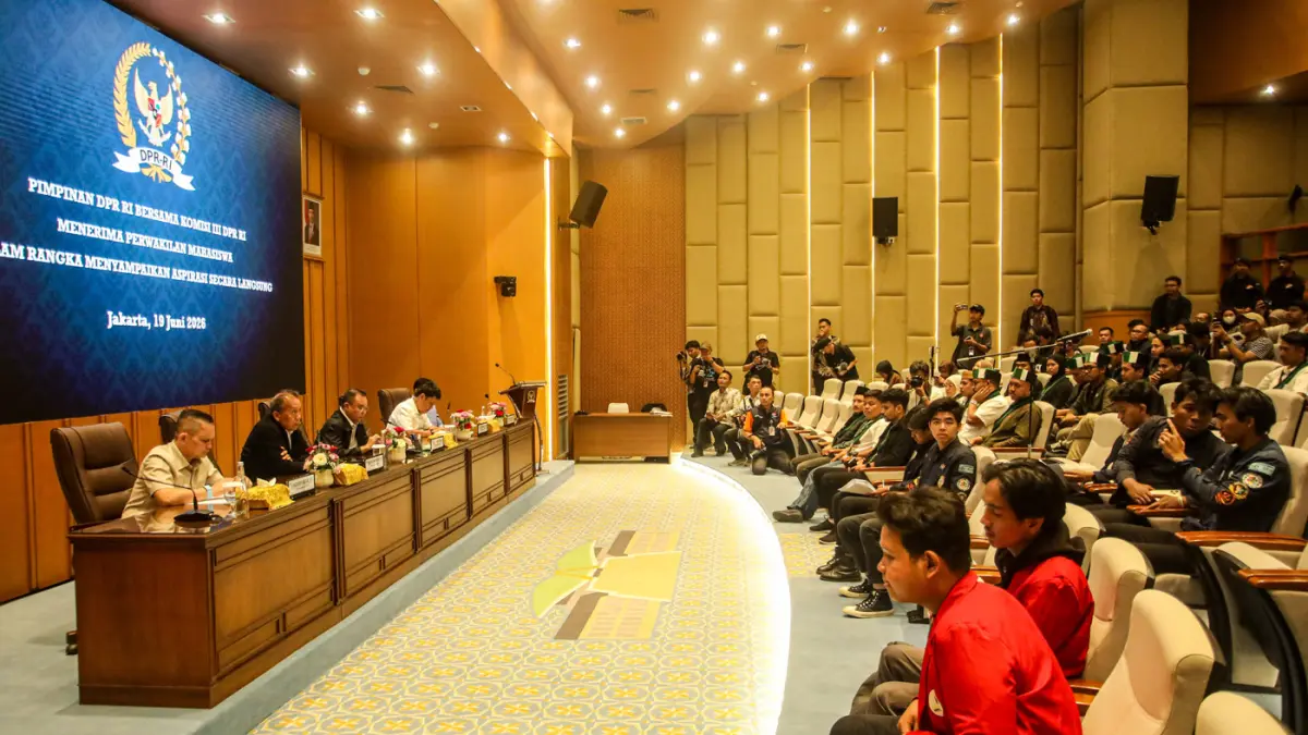 Wakil Ketua DPR RI Sufmi Dasco (tengah), Saat Mustopa (kedua kiri) Ketua Komisi III DPR RI Habiburokhman (kedua kanan), Wakil Ketua Komisi III DPR RI Rano Alfath (kanan) dan Ketua Mahkamah Kehormatan Dewan (MKD) Nazaruddin Dek Gam (kiri) menerima audiensi