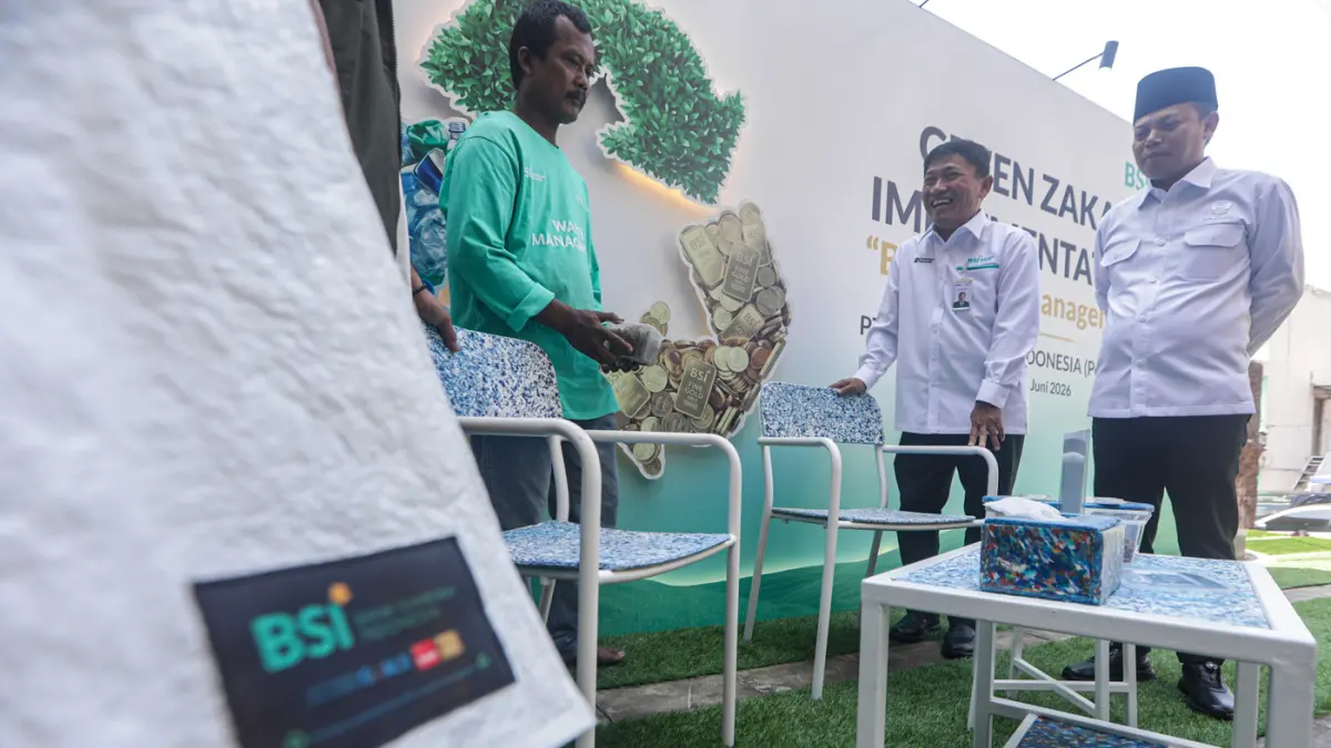 Wakil Direktur Utama BSI Bob T Ananta (kedua kanan) bersama Pimpinan BAZNAS RI Bidang Pendistribusian, Pendayagunaan, dan Pemberdayaan Idy Muzayyad (kanan) meninjau salah satu pilot project Green Zakat di Hafidz Center Indonesia Bekasi, Jawa Barat, Jumat