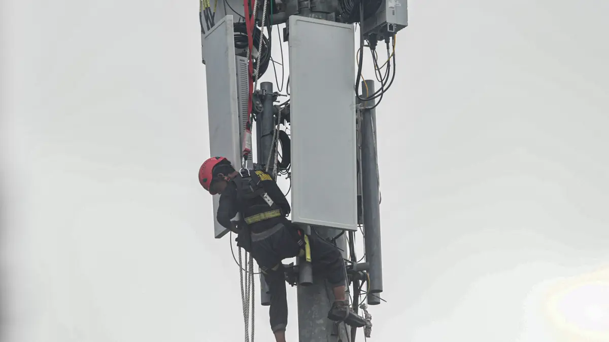 Pekerja melakukan perawatan jaringan internet di Jakarta, Rabu (17/6/2026). (Salman Toyibi/Jawa Pos)