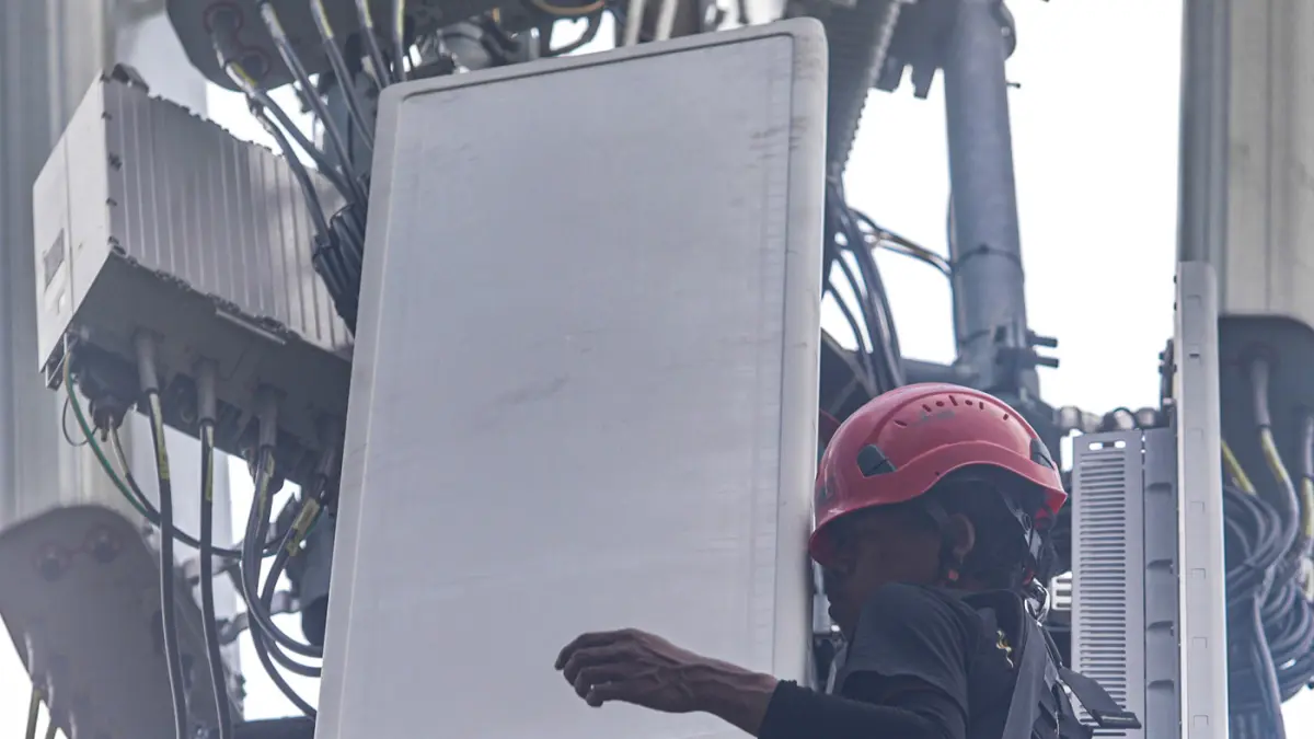 Pekerja melakukan perawatan jaringan internet di Jakarta, Rabu (17/6/2026). (Salman Toyibi/Jawa Pos)
