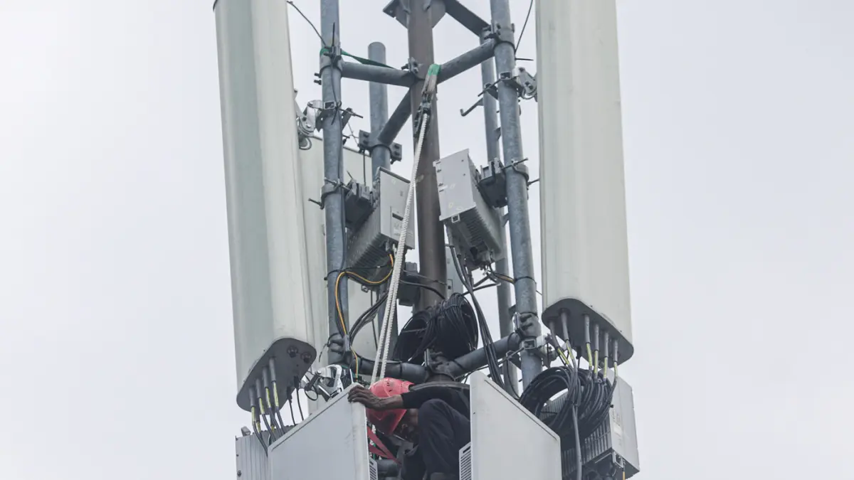 Pekerja melakukan perawatan jaringan internet di Jakarta, Rabu (17/6/2026). (Salman Toyibi/Jawa Pos)