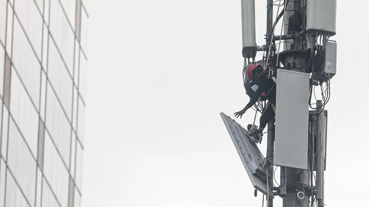 Pekerja melakukan perawatan jaringan internet di Jakarta, Rabu (17/6/2026). (Salman Toyibi/Jawa Pos)
