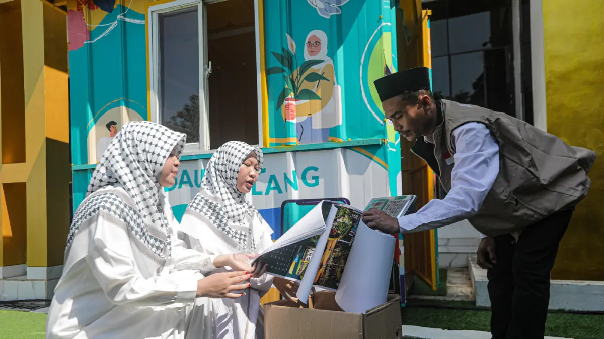 Petugas melayani santri menyetor sampah disalah satu pilot project Green Zakat BSI di Hafidz Center Indonesia Bekasi, Jawa Barat, Jumat (19/6/2026). (Salman Toyibi/Jawa Pos)