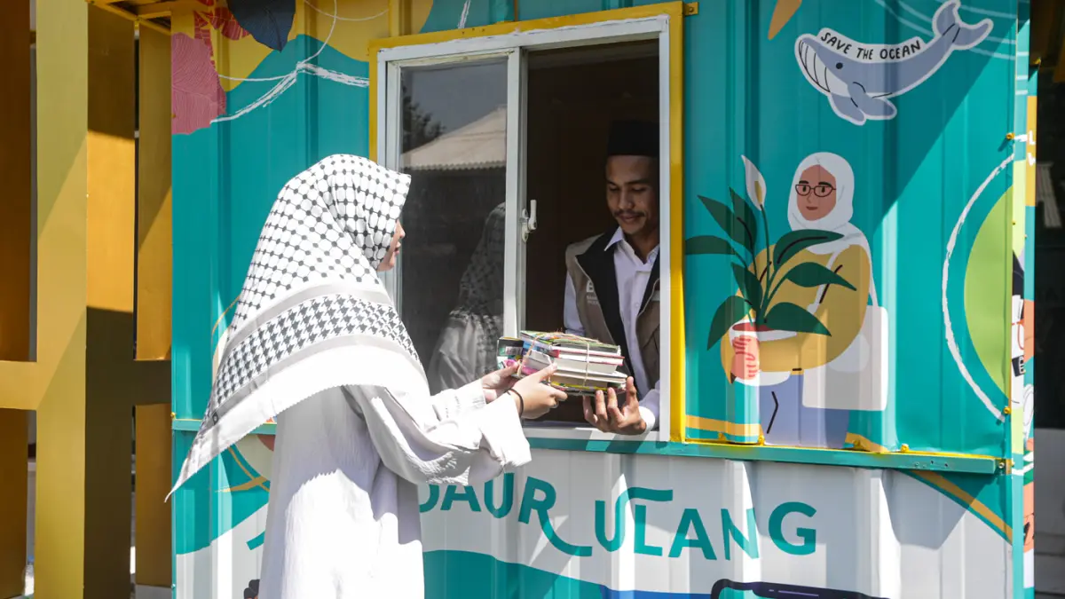Petugas melayani santri menyetor sampah disalah satu pilot project Green Zakat BSI di Hafidz Center Indonesia Bekasi, Jawa Barat, Jumat (19/6/2026). (Salman Toyibi/Jawa Pos)