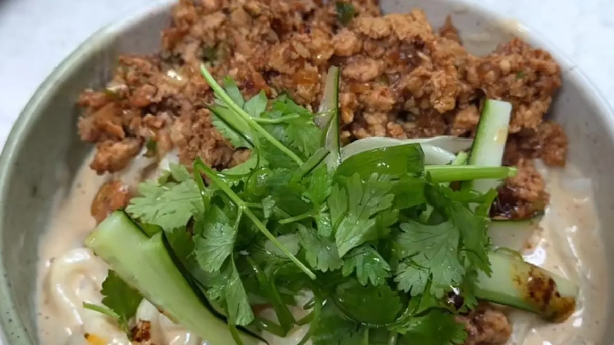 Resep Udon High Protein dengan Ayam Cincang, Menu Kenyang Tinggi Protein yang Creamy dan Pedas
