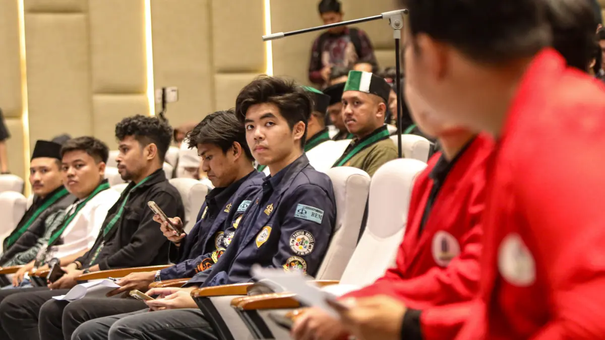 Sejumlah perwakilan mahasiswa yang menggelar aksi demonstrasi di depan Kompleks Parlemen mengikuti audiensi dengan pimpinan DPR RI, Jakarta, Jumat (19/6/2026). (Salman Toyibi/Jawa Pos)