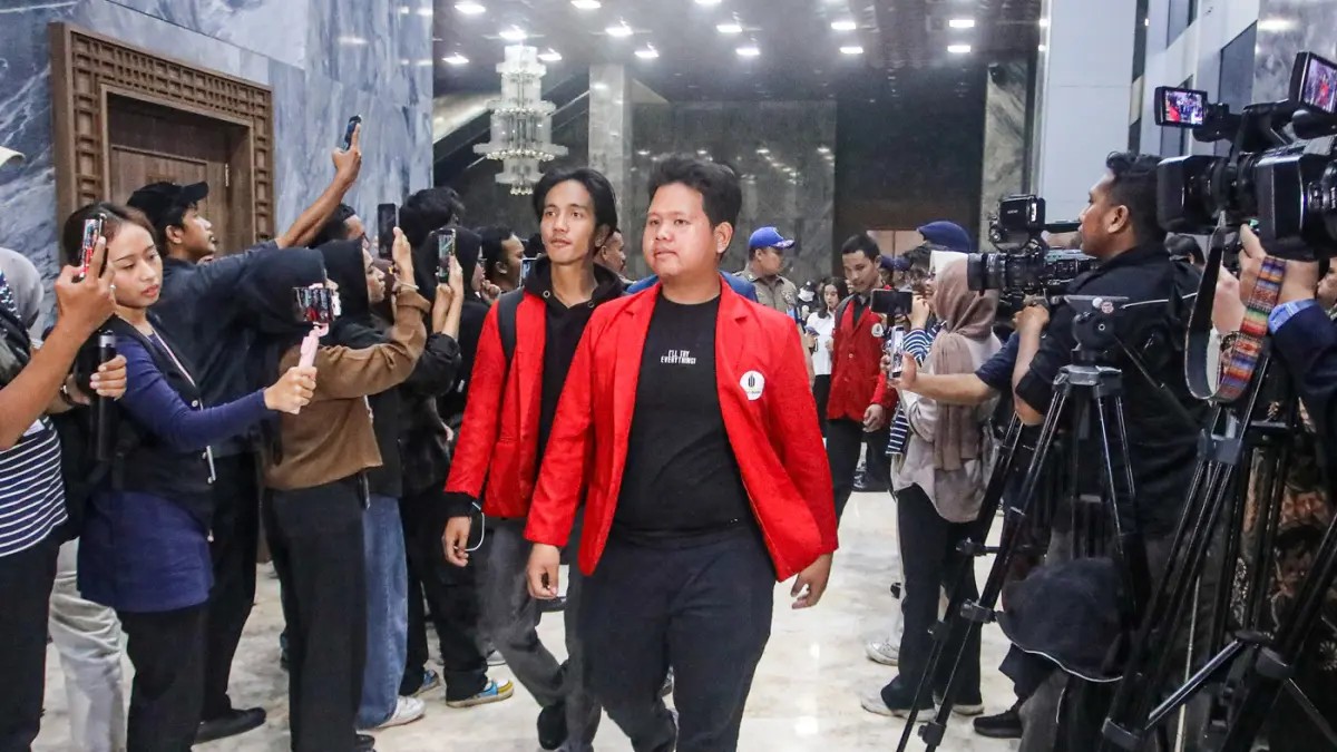 Sejumlah perwakilan mahasiswa yang menggelar aksi demonstrasi di depan Kompleks Parlemen mengikuti audiensi dengan pimpinan DPR RI, Jakarta, Jumat (19/6/2026). (Salman Toyibi/Jawa Pos)
