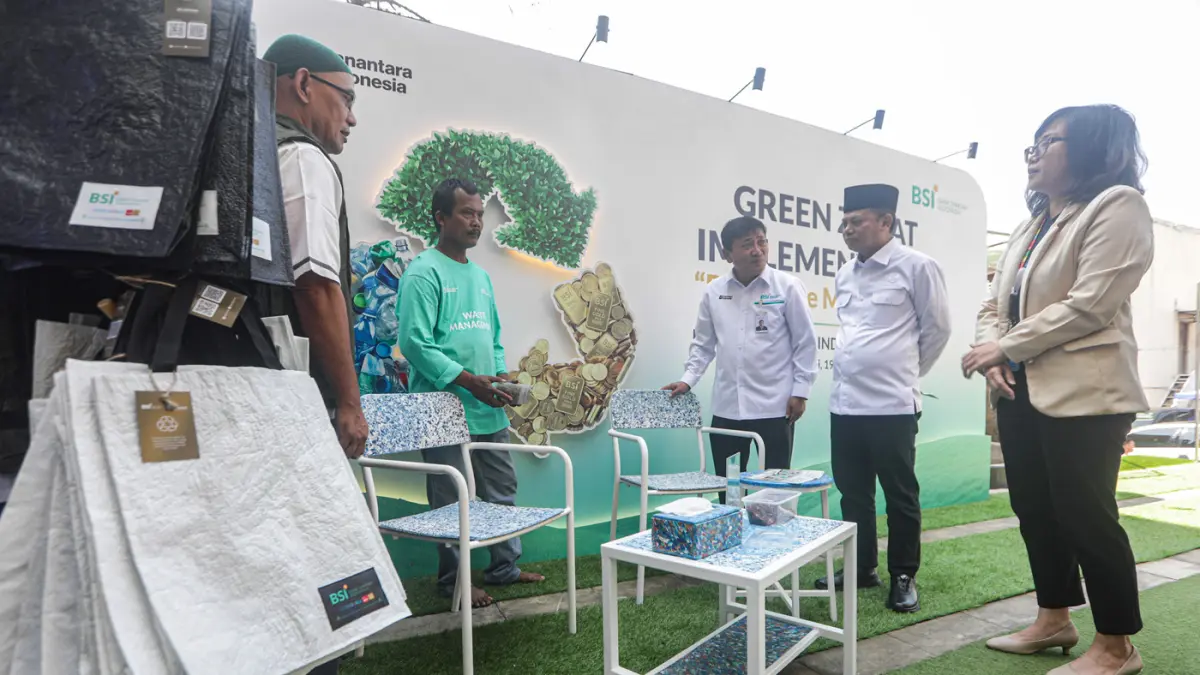 Wakil Direktur Utama BSI Bob T Ananta (ketiga kanan) bersama Pimpinan BAZNAS RI Bidang Pendistribusian Pendayagunaan dan Pemberdayaan Idy Muzayyad (kedua kanan) dan National Project Coordinator UNDP Indonesia Made Dwi Rani (kanan) meninjau salah satu pilo